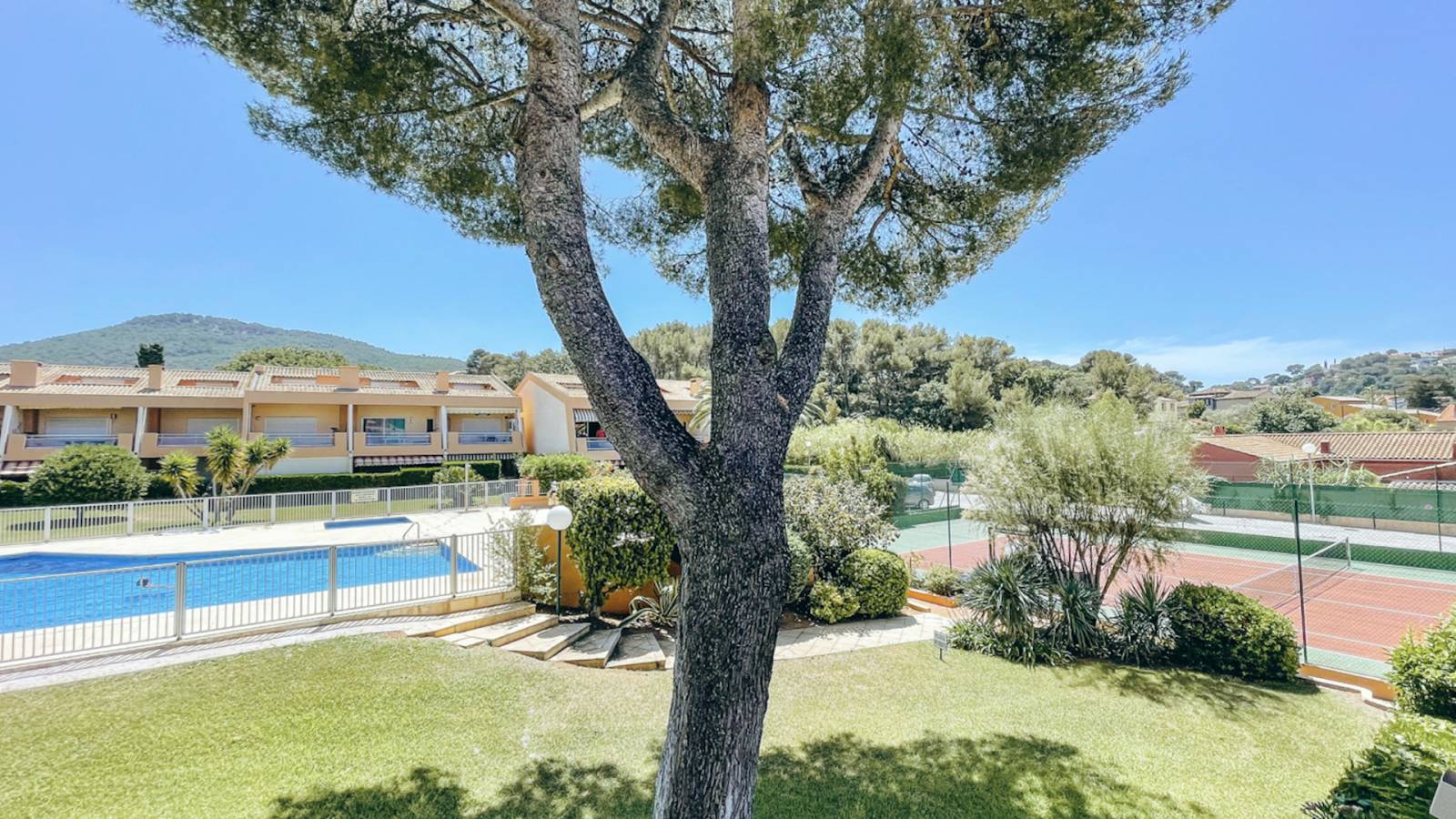 Location appartement en résidence avec piscine et tennis le Pradet Hyeres Carqueiranne